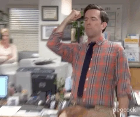 Andy Bernard (The Office) fait un fist pump de célébration au bureau