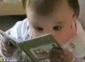 Bébé qui lit un livre intensément — étude, concentration