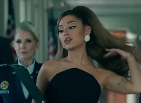 Ariana Grande fait un geste 'next' confiant โ assurance, style
