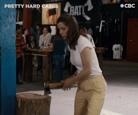 Femme (Pretty Hard Cases CBC) fend du bois à la hache — force, action