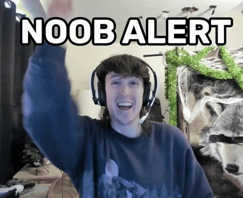 Gamer avec casque : NOOB ALERT — débutant, moquerie amicale