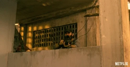 Gars embusqué sur un balcon (Netflix) — surveillance, embuscade, sniper