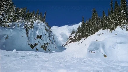 Avalanche de neige en montagne — catastrophe, effet boule de neige