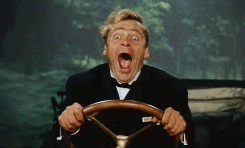 Homme vintage au volant, air terrifié/criant — panique, crash, horreur