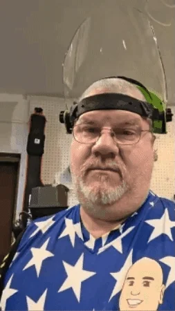 Gars avec bandeau lumineux, air blasé/pensif — réflexion, scepticisme