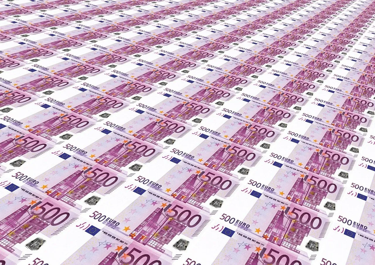 A repeating pattern of 500 Euro banknotes, fanned out and overlapping.